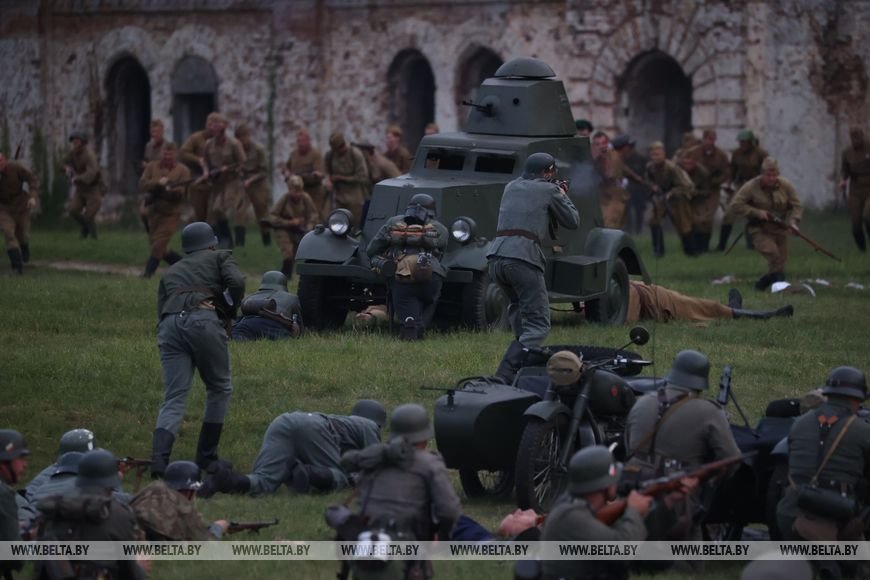 В ночь на 22 июня реконструкторы воссоздали эпизоды обороны Брестской крепости