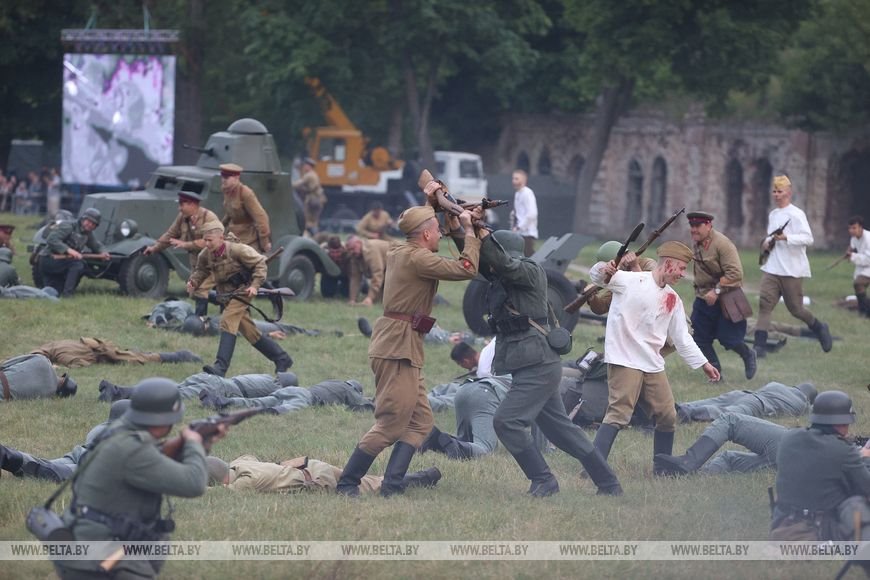 В ночь на 22 июня реконструкторы воссоздали эпизоды обороны Брестской крепости