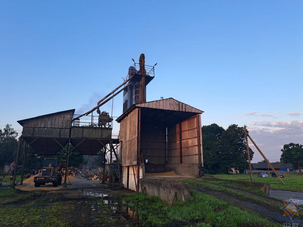 В Ляховичском районе горел зерносушильный комплекс