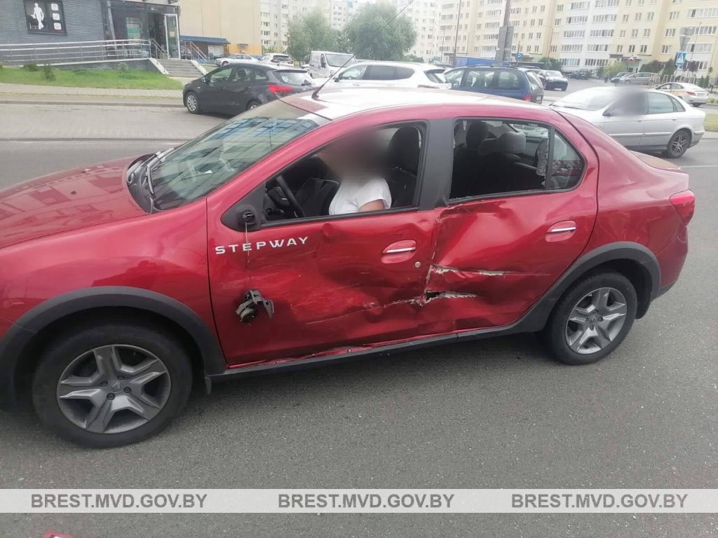 Столкновение мотоцикла и автомобиля. Подробности ДТП на Махновича в Бресте