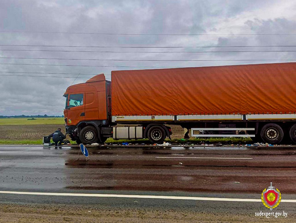 Судебные эксперты работают на осмотре места ДТП в Дрогичинском районе, в результате которого погибли 4 человека