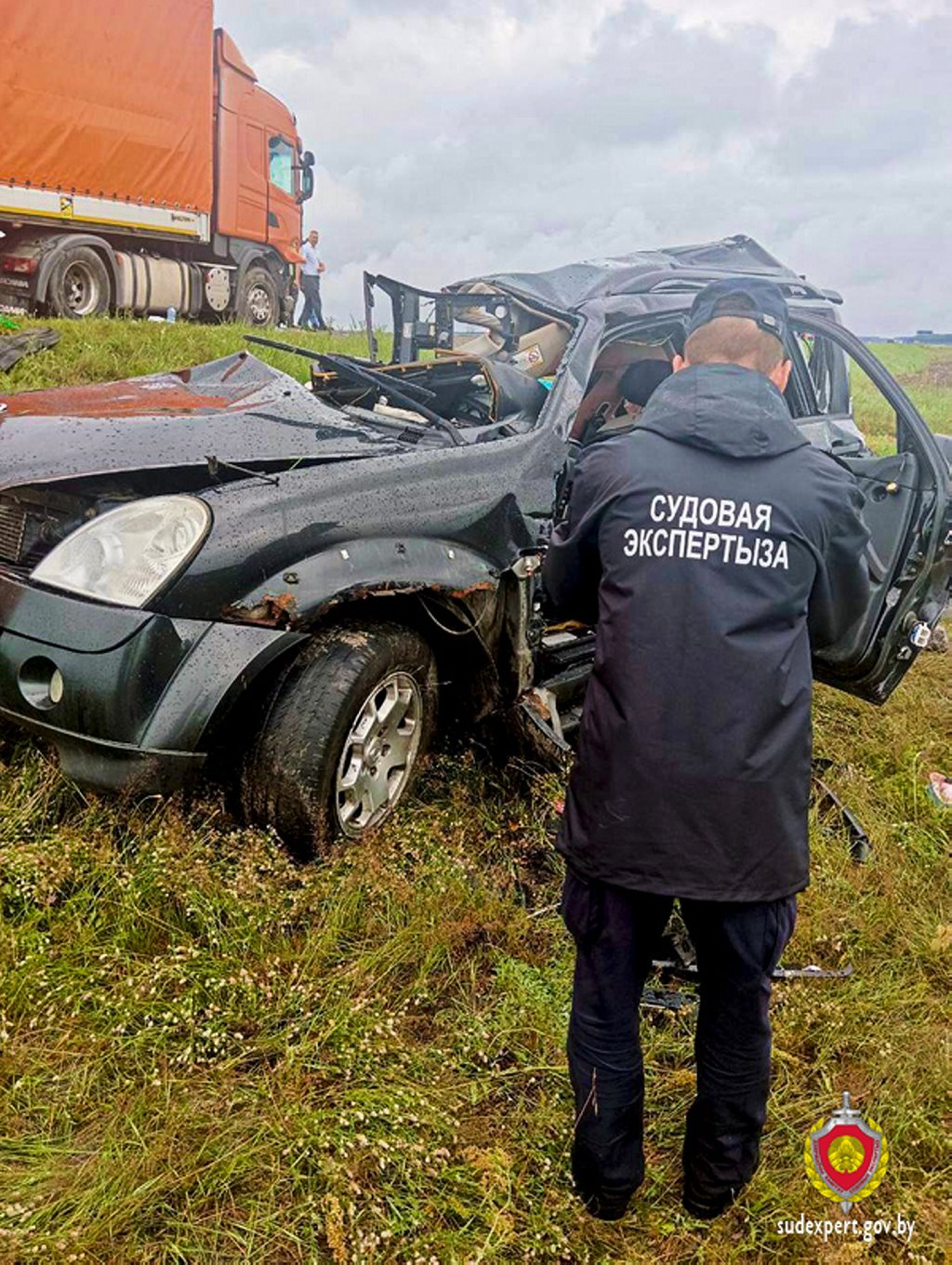 Судебные эксперты работают на осмотре места ДТП в Дрогичинском районе, в результате которого погибли 4 человека