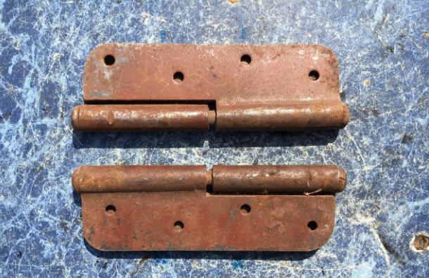 В Беларуси подросток выбросил металлическую завесу из окна. Вот куда она попала