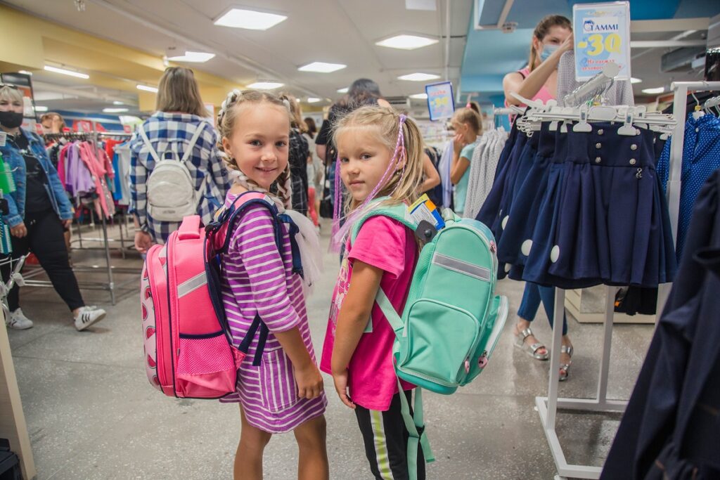 Как получить материальную помощь на подготовку ребенка к школе?