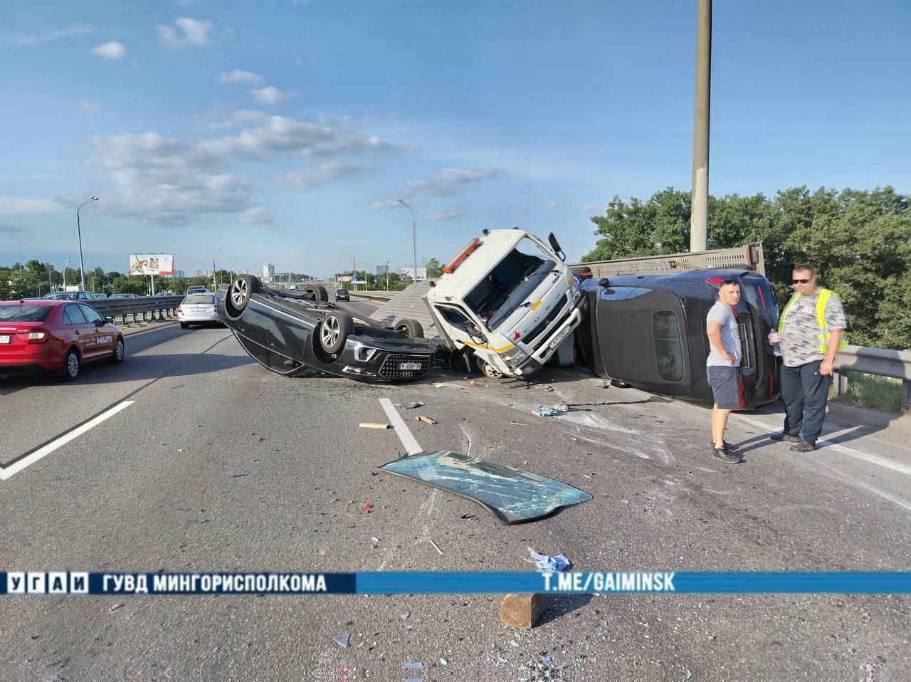 BMW, Mercedes и Audi. В Минске перевернулись машины с автовоза