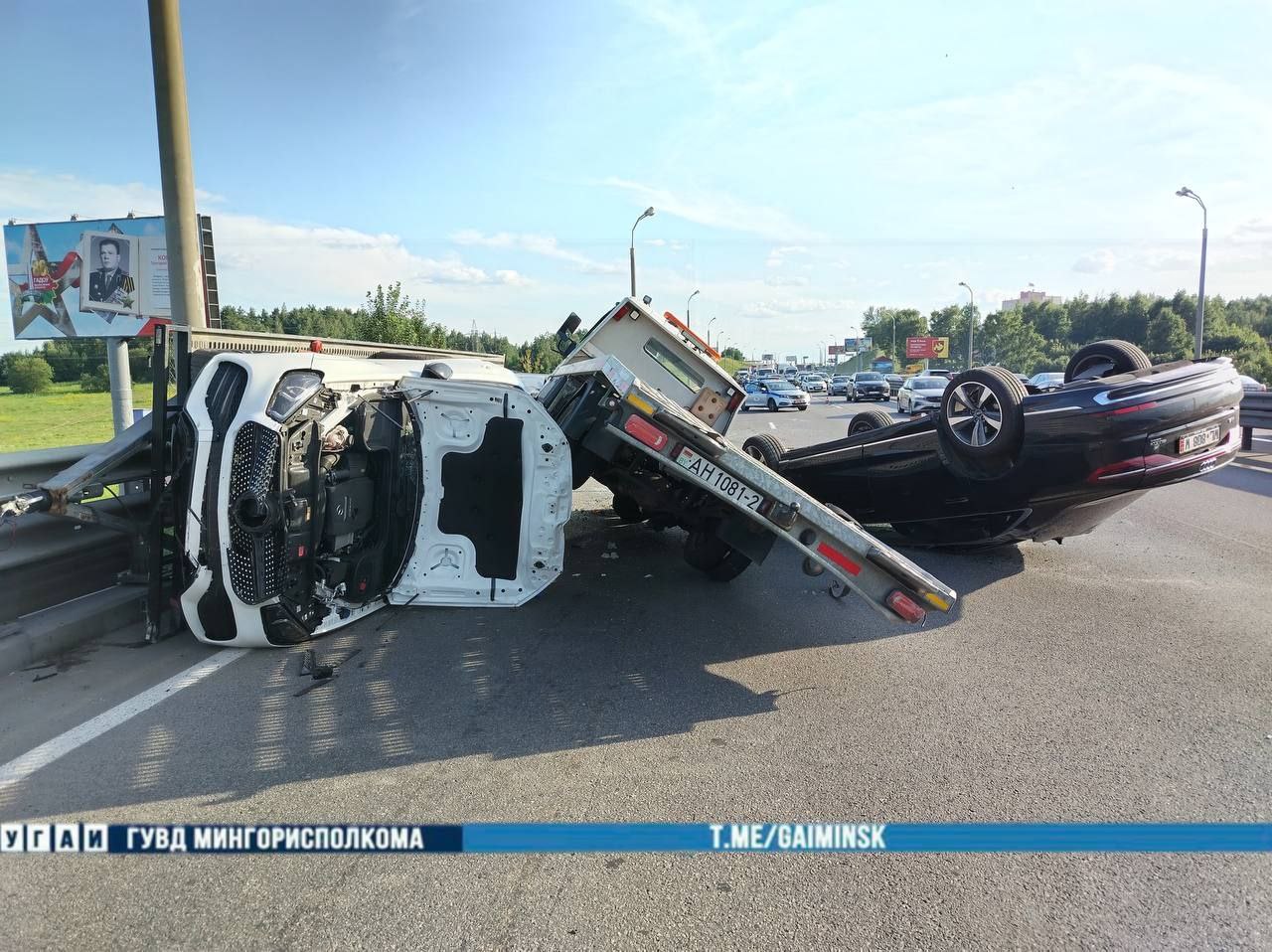 BMW, Mercedes и Audi. В Минске перевернулись машины с автовоза