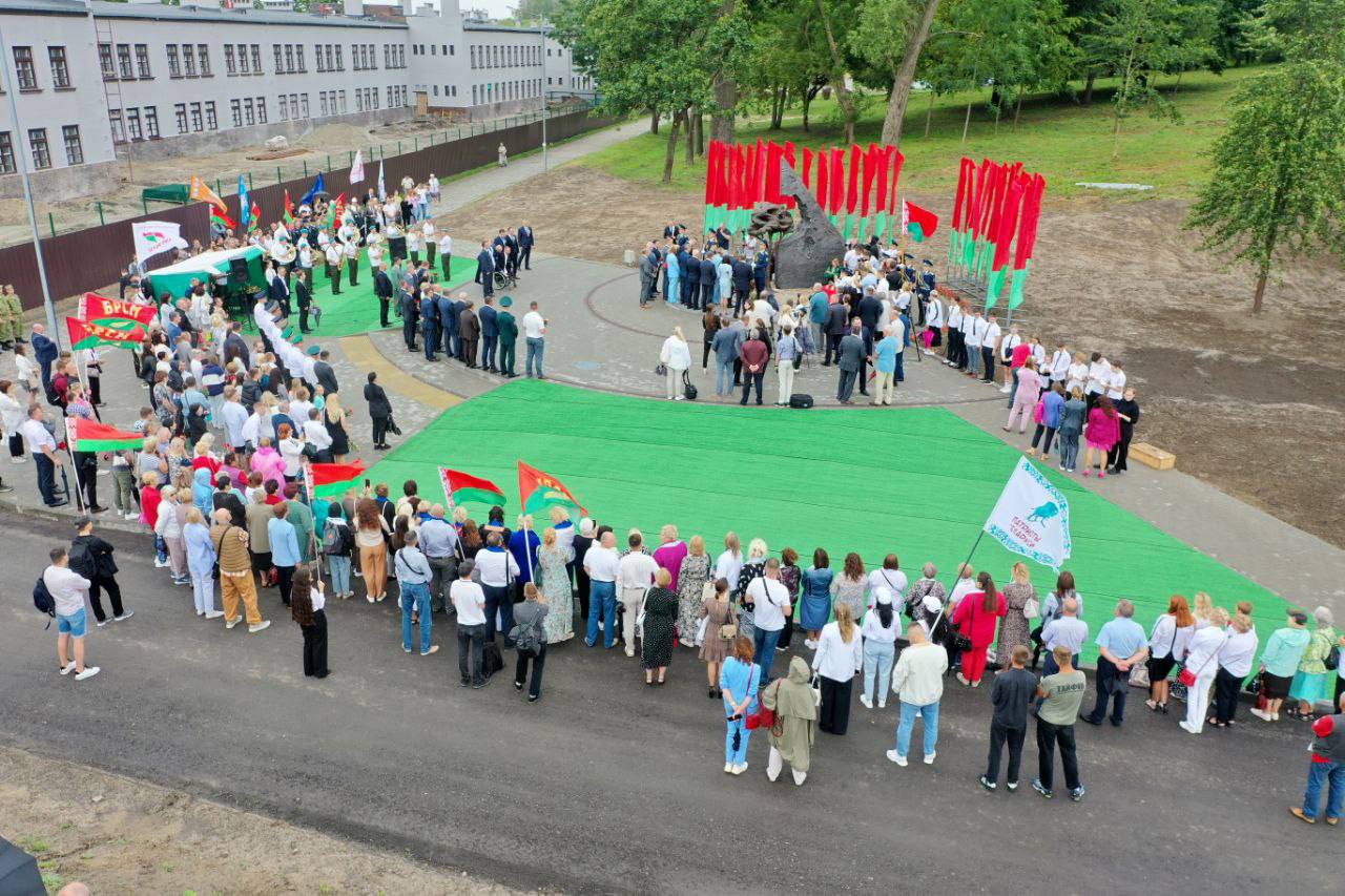 В Бресте открыли памятный знак «Живая память благодарных поколений»