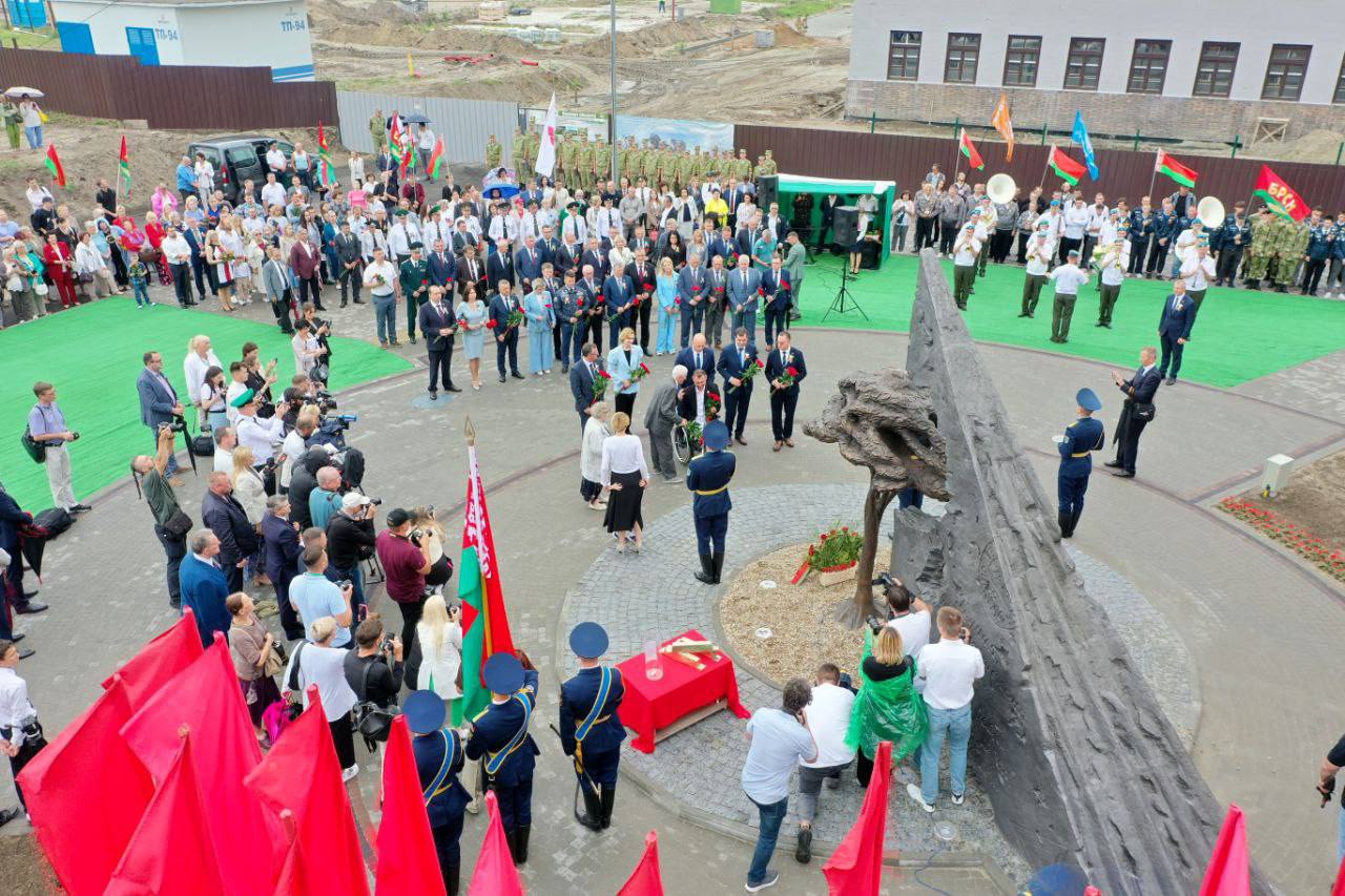 В Бресте открыли памятный знак «Живая память благодарных поколений»