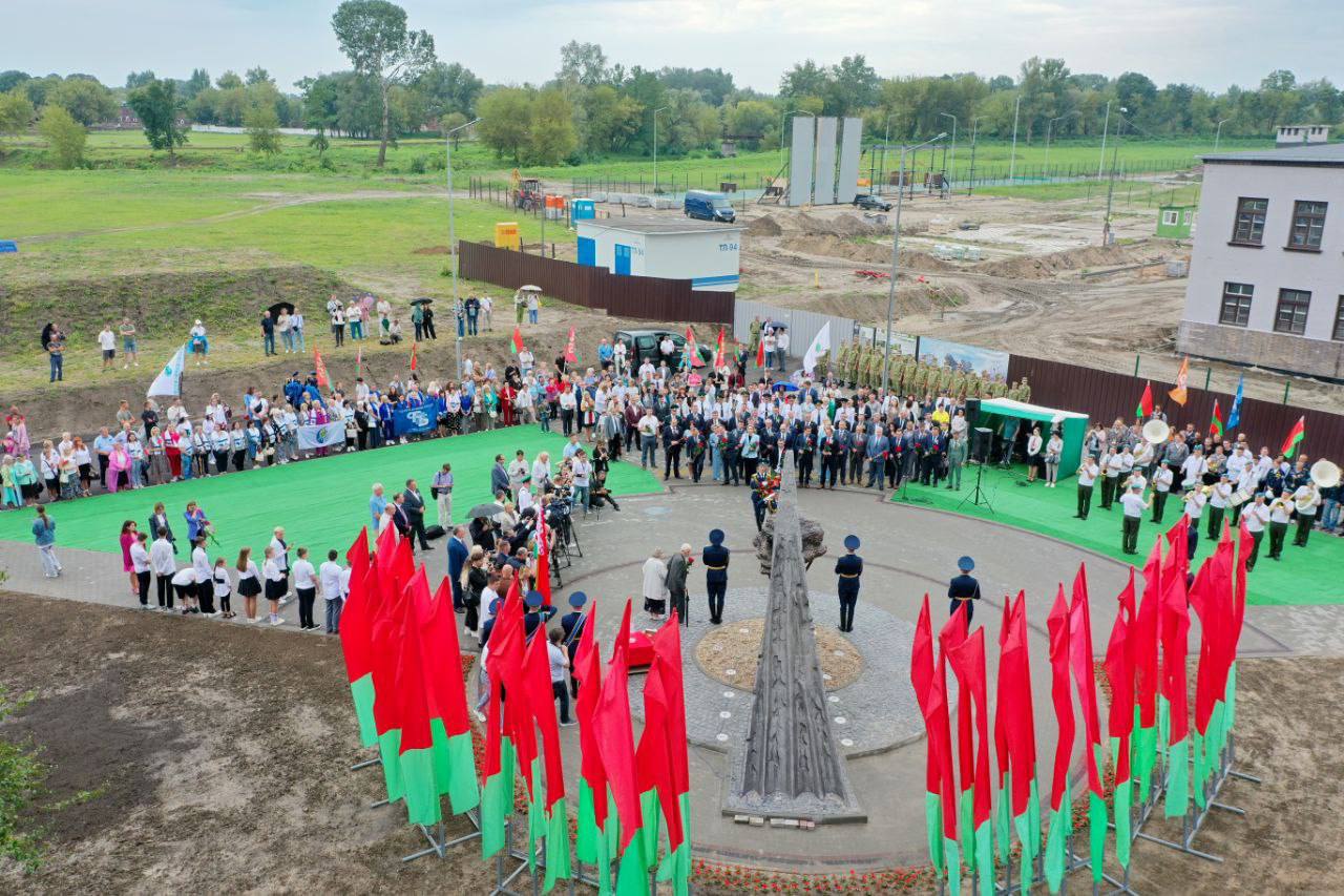 В Бресте открыли памятный знак «Живая память благодарных поколений»