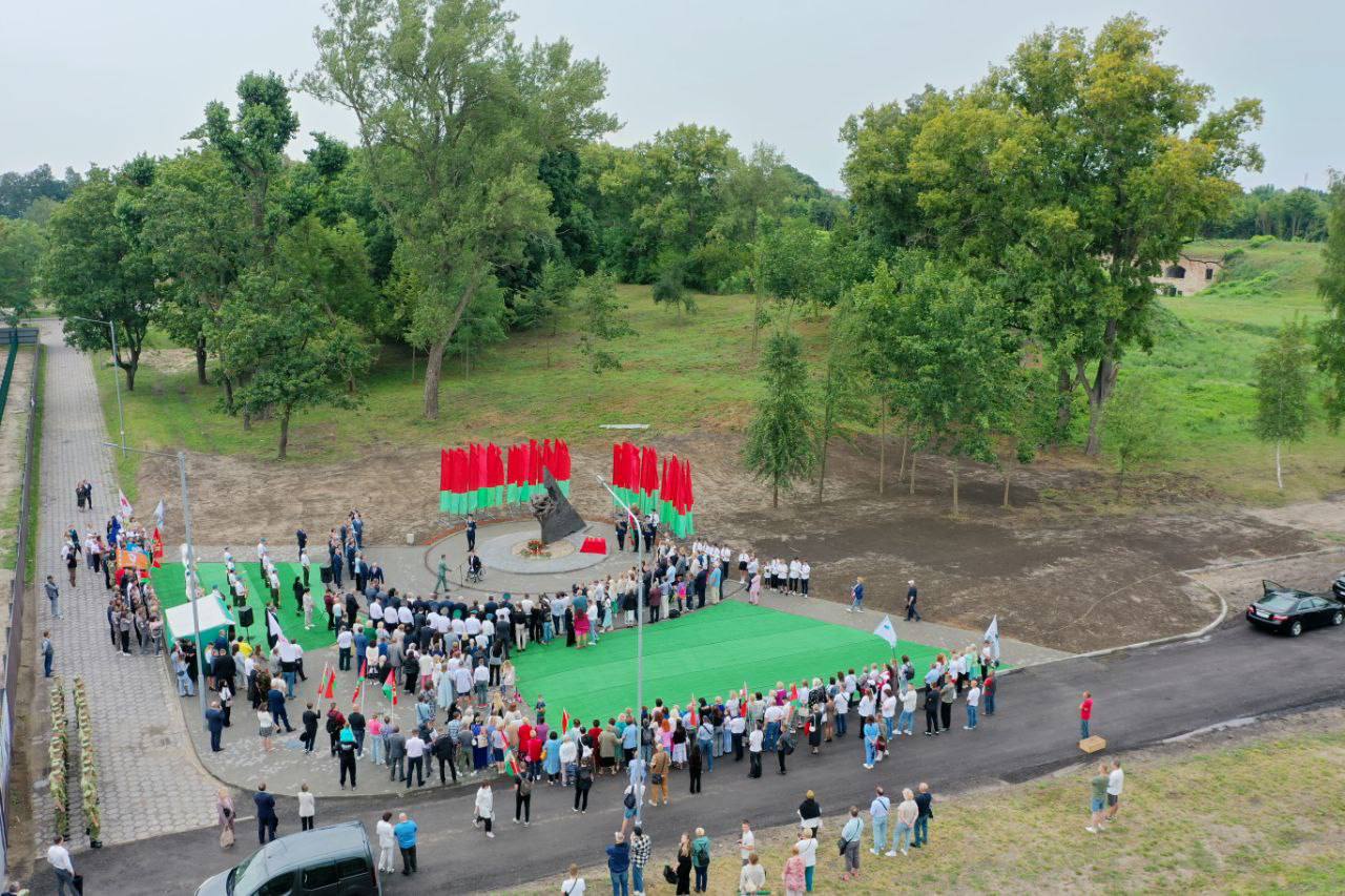 В Бресте открыли памятный знак «Живая память благодарных поколений»