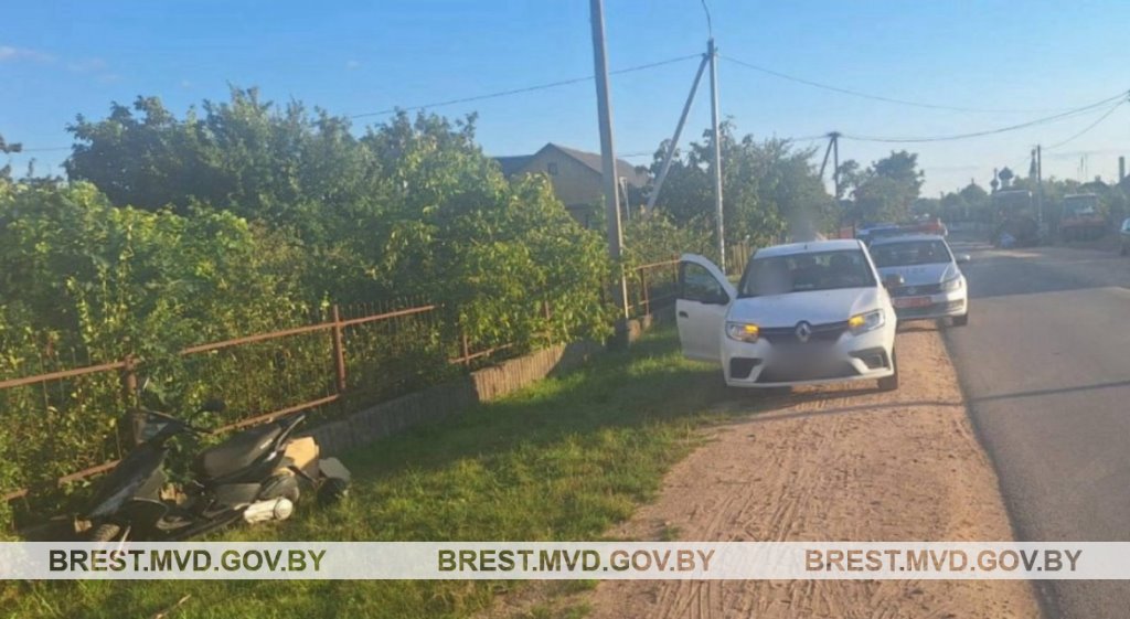 В Брестском районе 79-летний водитель Renault столкнулся с мопедом. Кто виноват?