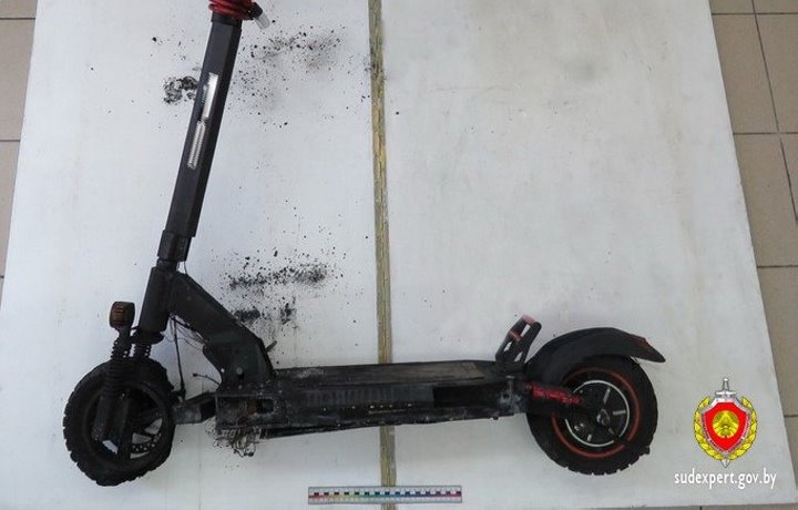 В одной из столичных квартир в ночное время загорелся электросамокат