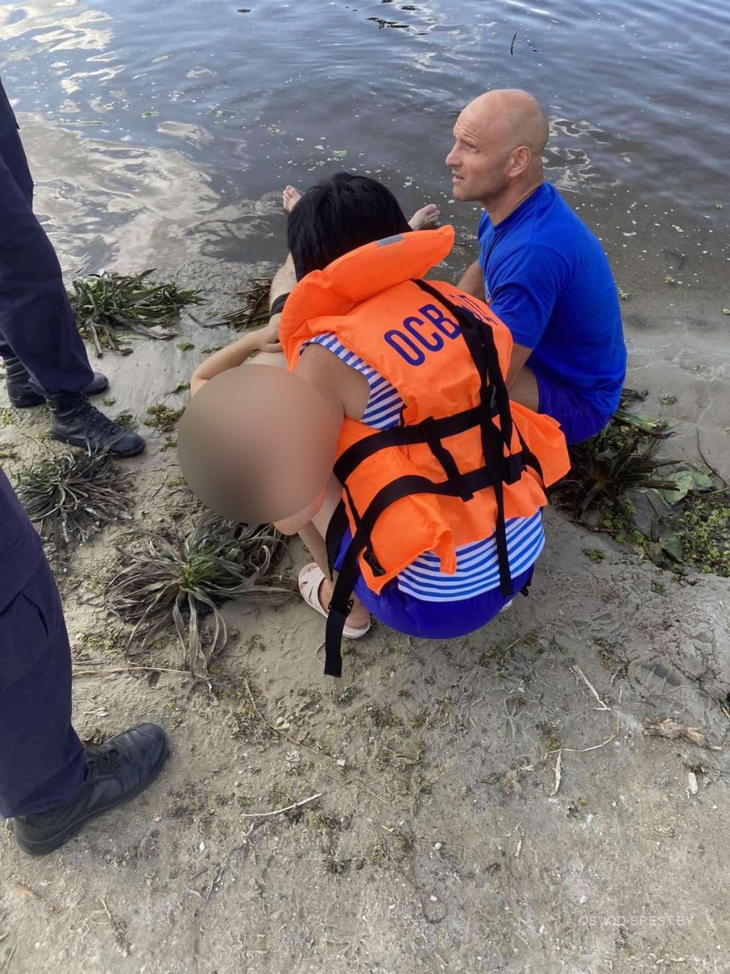 В Пинске молодой парень нырнул в реку и сломал шею - он в реанимации