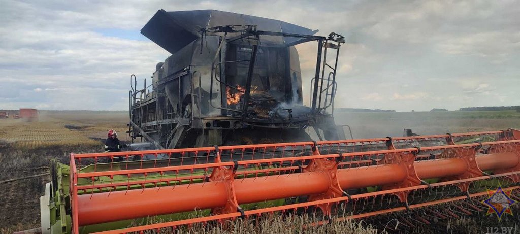 В Пружанском районе мужчина получил ожоги при тушении зерноуборочного комбайна