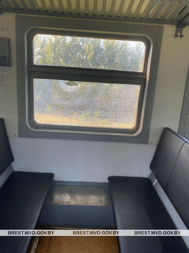 В Пинске подростки разбили стекло в вагоне поезда