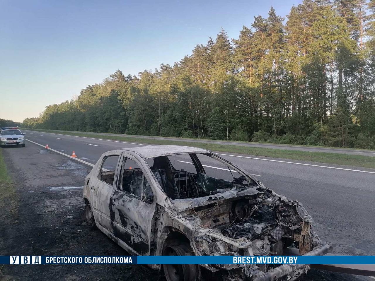 На М1 в Ивацевичском районе почти полностью сгорел автомобиль