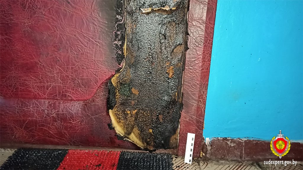 Решила отомстить. В Каменецком районе женщина подожгла дверь квартиры