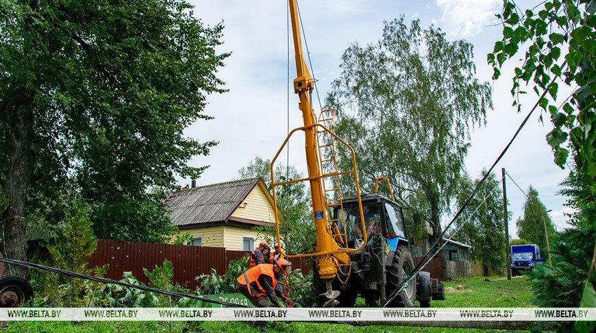 Шок, слезы и помощь. Агрогородок Лопатино Пинского района приходит в себя после разрушительного урагана