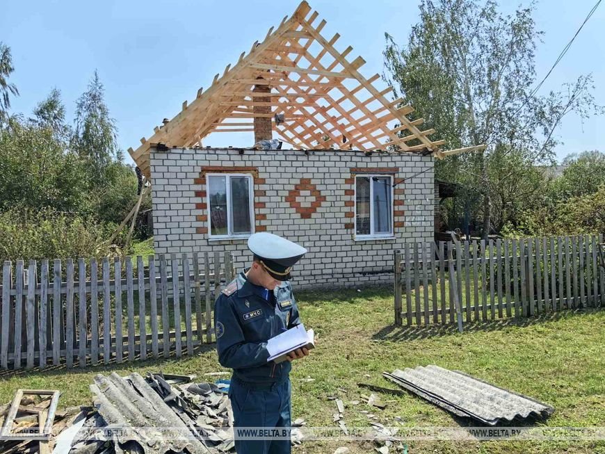Шок, слезы и помощь. Агрогородок Лопатино Пинского района приходит в себя после разрушительного урагана