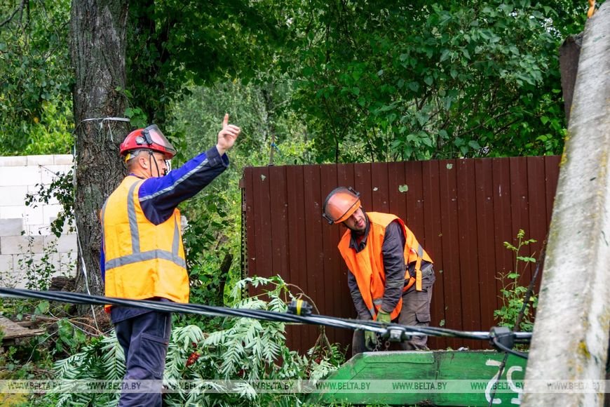 Шок, слезы и помощь. Агрогородок Лопатино Пинского района приходит в себя после разрушительного урагана