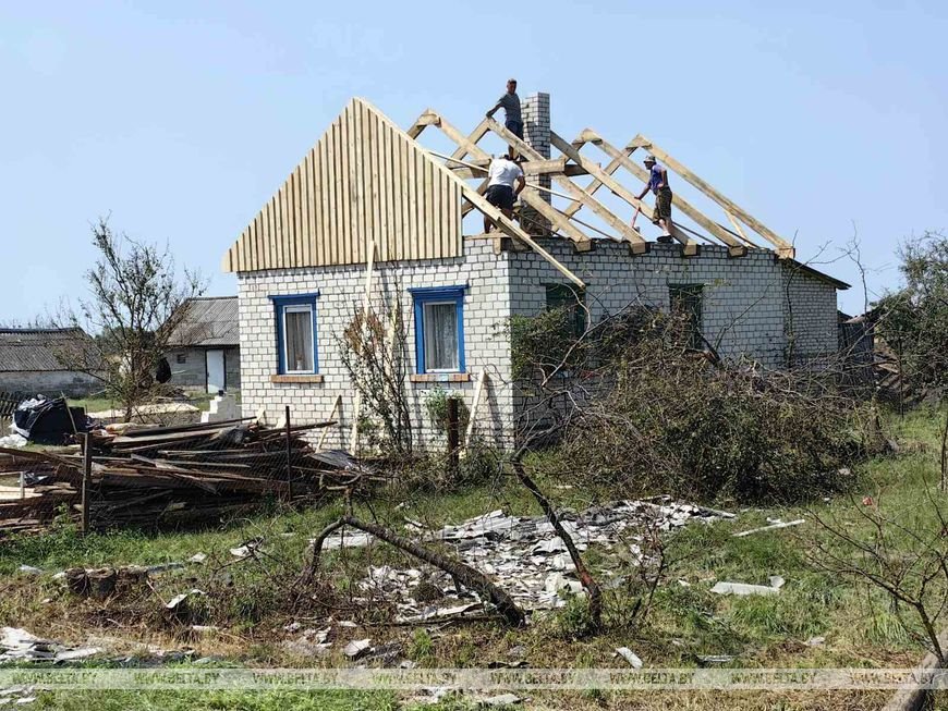 Шок, слезы и помощь. Агрогородок Лопатино Пинского района приходит в себя после разрушительного урагана