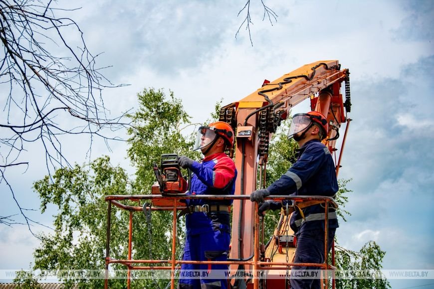 Шок, слезы и помощь. Агрогородок Лопатино Пинского района приходит в себя после разрушительного урагана