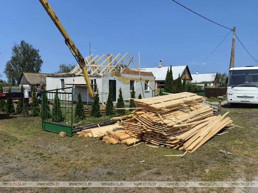 Шок, слезы и помощь. Агрогородок Лопатино Пинского района приходит в себя после разрушительного урагана