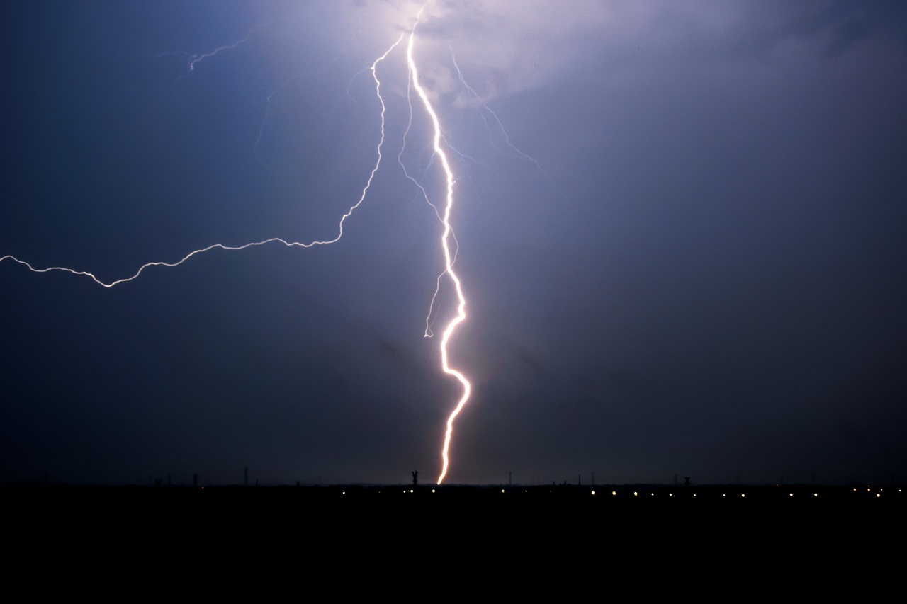 Под ударом — каждый? Физик объяснил, как молния «выбирает» себе жертву