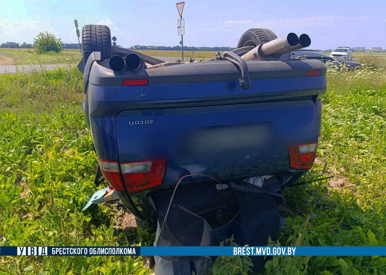 В Пинском районе перевернулся Opel