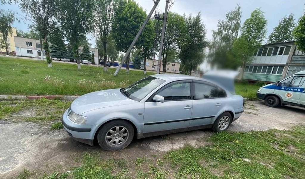 В Беларуси мужчина открутил болты на колесах иномарки, чтобы на ней не ездила супруга 