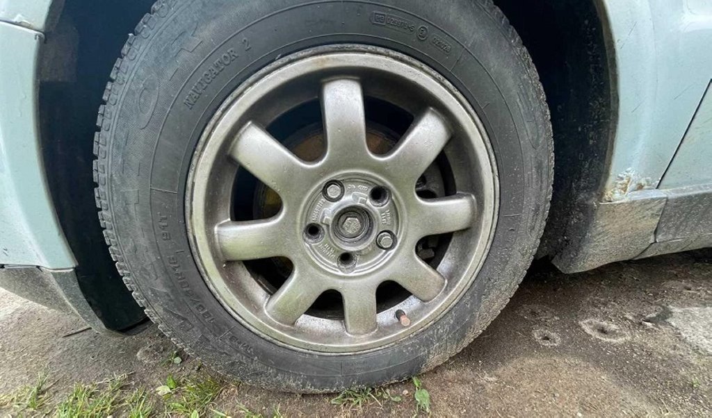 В Беларуси мужчина открутил болты на колесах иномарки, чтобы на ней не ездила супруга 