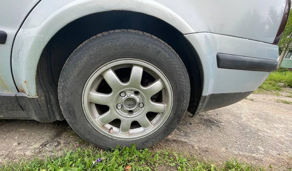 В Беларуси мужчина открутил болты на колесах иномарки, чтобы на ней не ездила супруга 