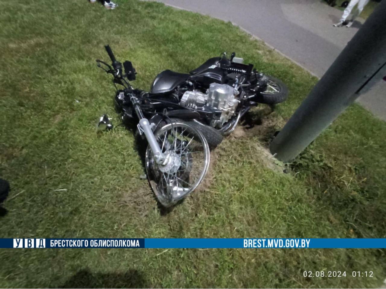 Мотоциклистка врезалась в дорожный знак в Бресте. Она и пассажир госпитализированы