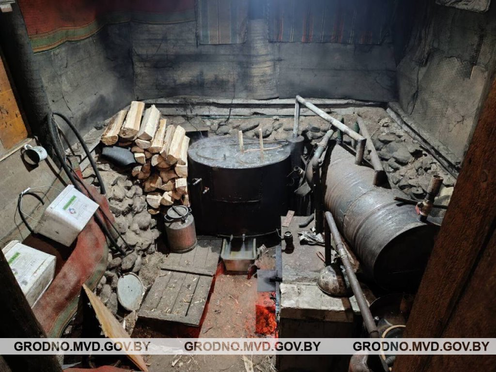 В Беларуси лесник организовал производство самогона