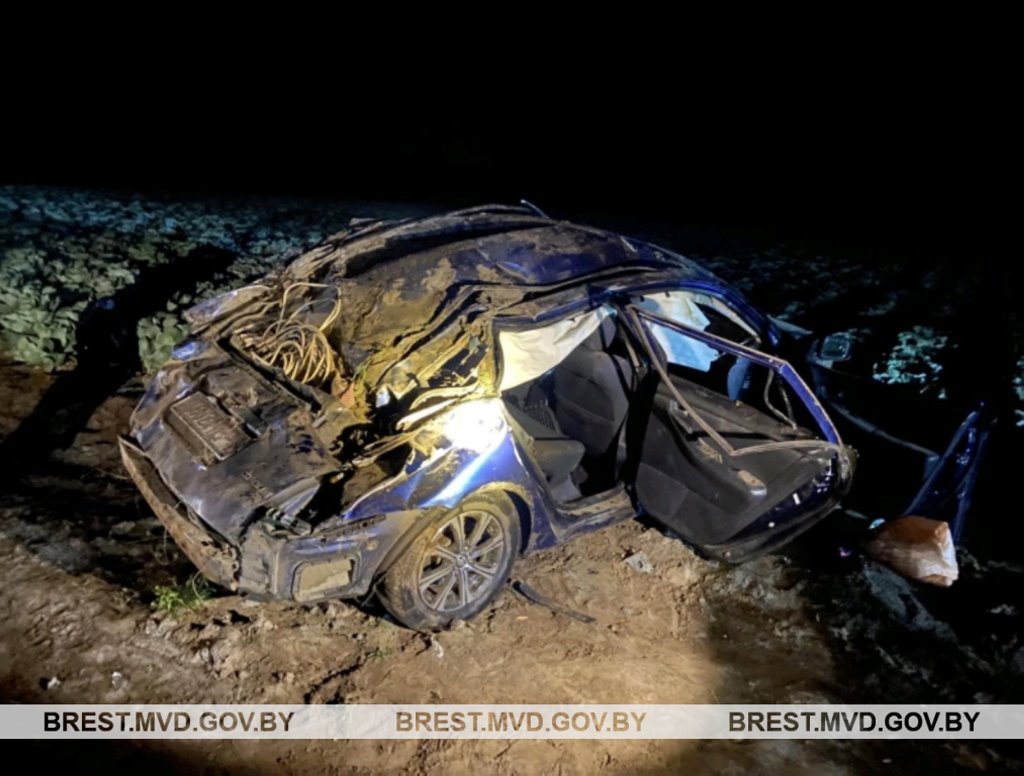 В Столинском районе перевернулся автомобиль - пострадали водитель и пассажиры