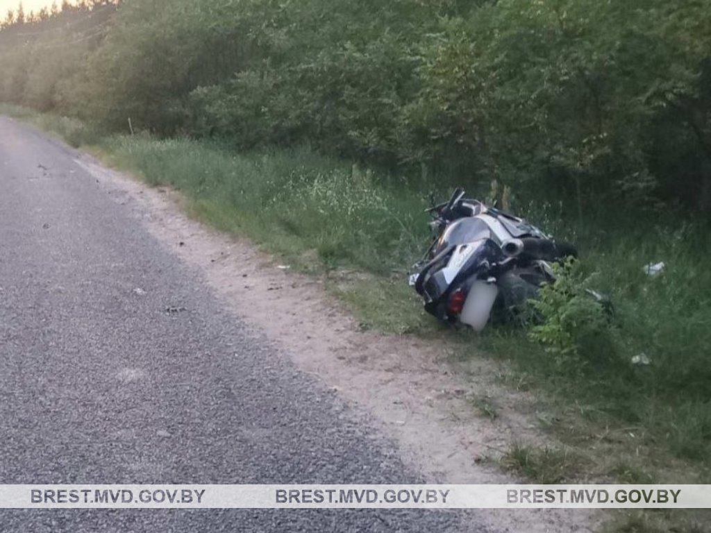 Байкер-бесправник попал в ДТП в Пинском районе