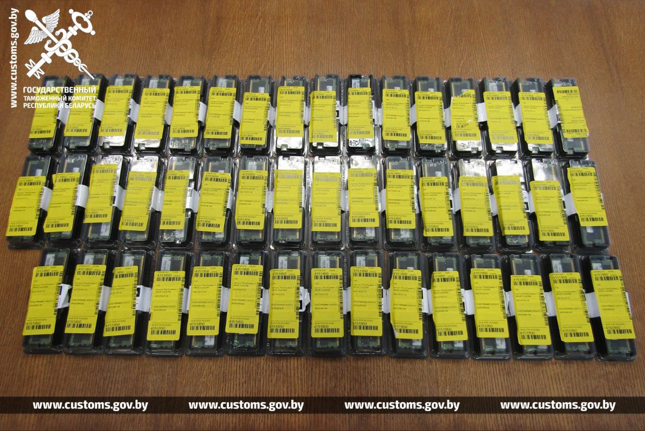 Женщина пыталась незаконно ввезти в Беларусь 47 модулей оперативной памяти, спрятав их в личных вещах