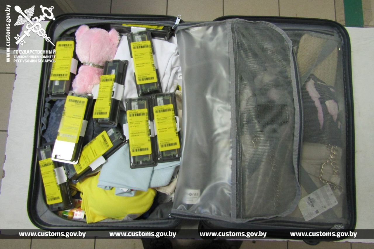 Женщина пыталась незаконно ввезти в Беларусь 47 модулей оперативной памяти, спрятав их в личных вещах