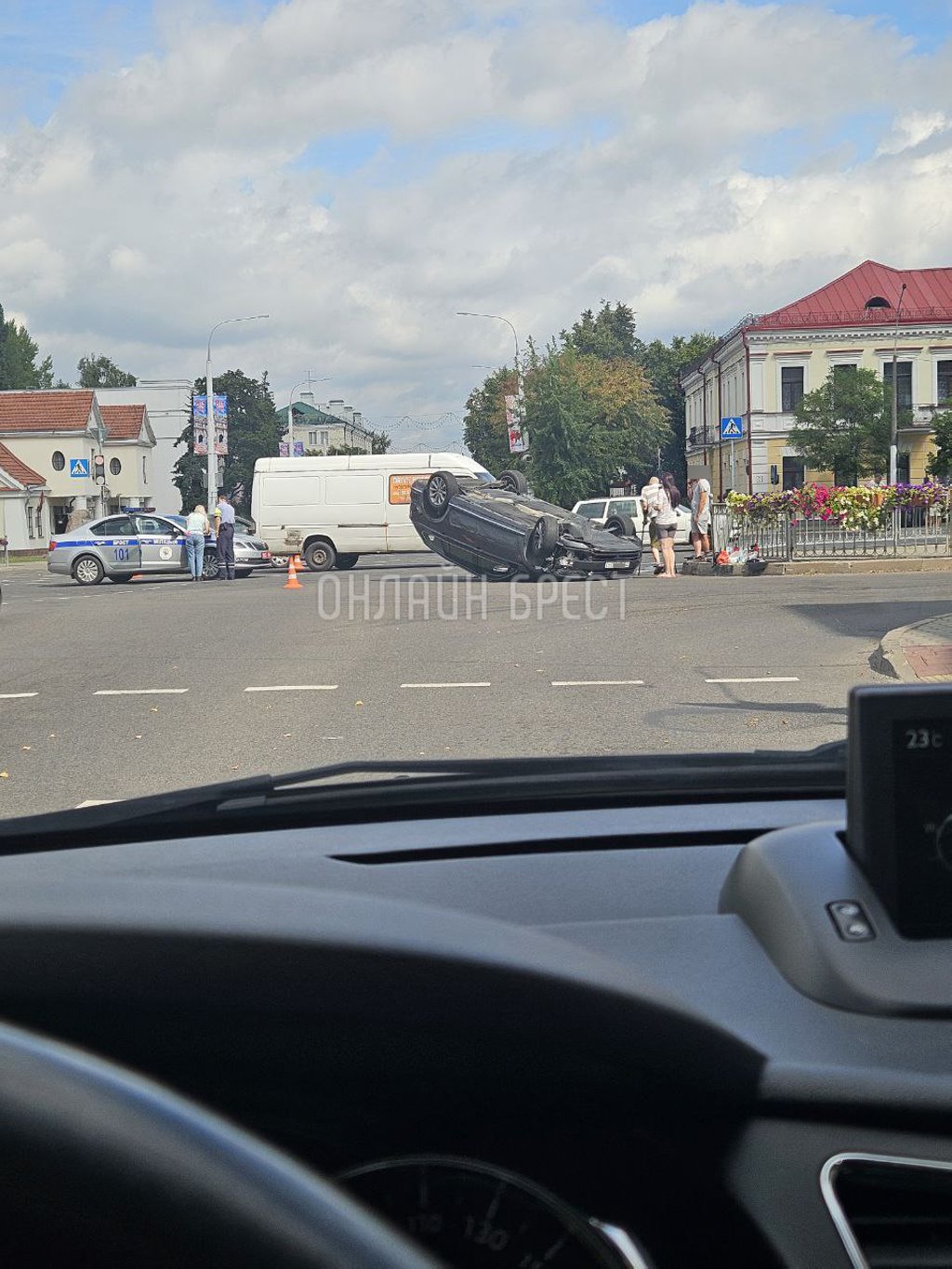 В  Бресте на перекрестке перевернулся автомобиль. Рассказываем подробности