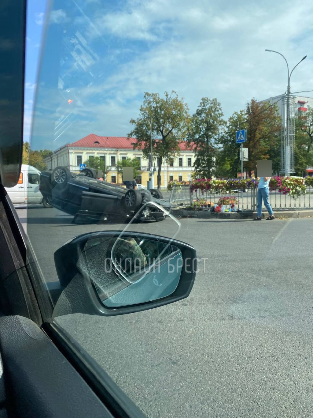 В  Бресте на перекрестке перевернулся автомобиль. Рассказываем подробности