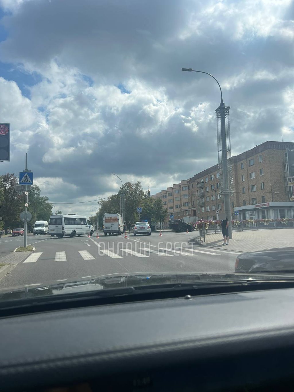 В  Бресте на перекрестке перевернулся автомобиль. Рассказываем подробности