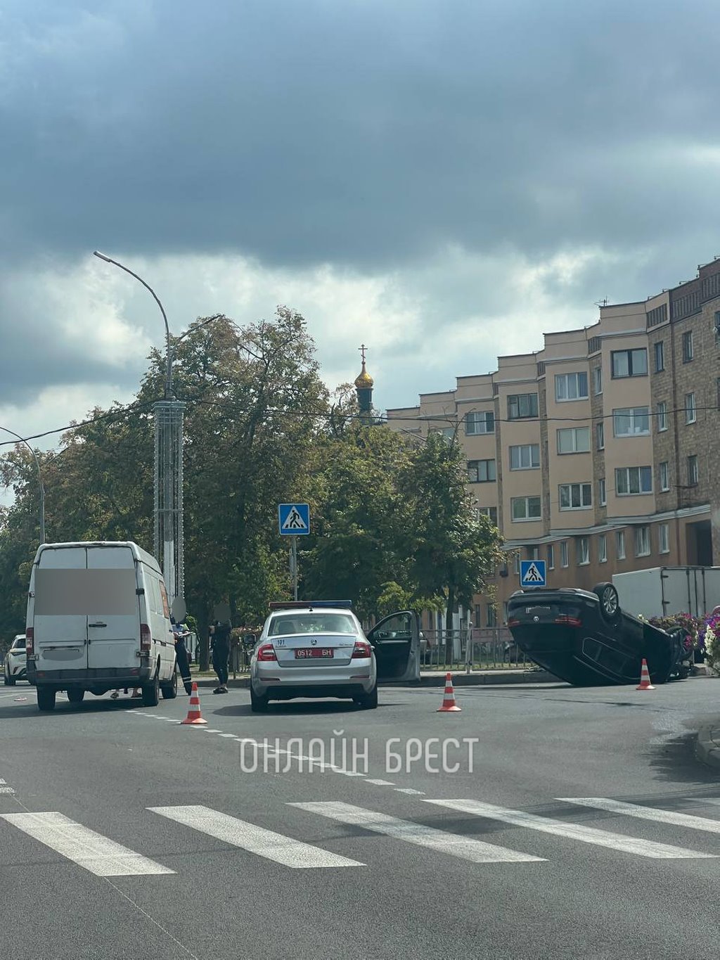 В  Бресте на перекрестке перевернулся автомобиль. Рассказываем подробности