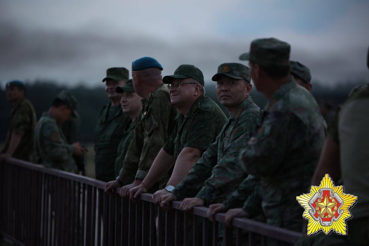 Ночное десантирование на Брестском полигоне. Смотрите фото