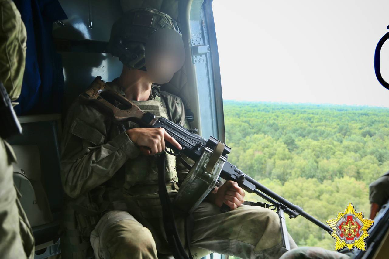 Ночное десантирование на Брестском полигоне. Смотрите фото