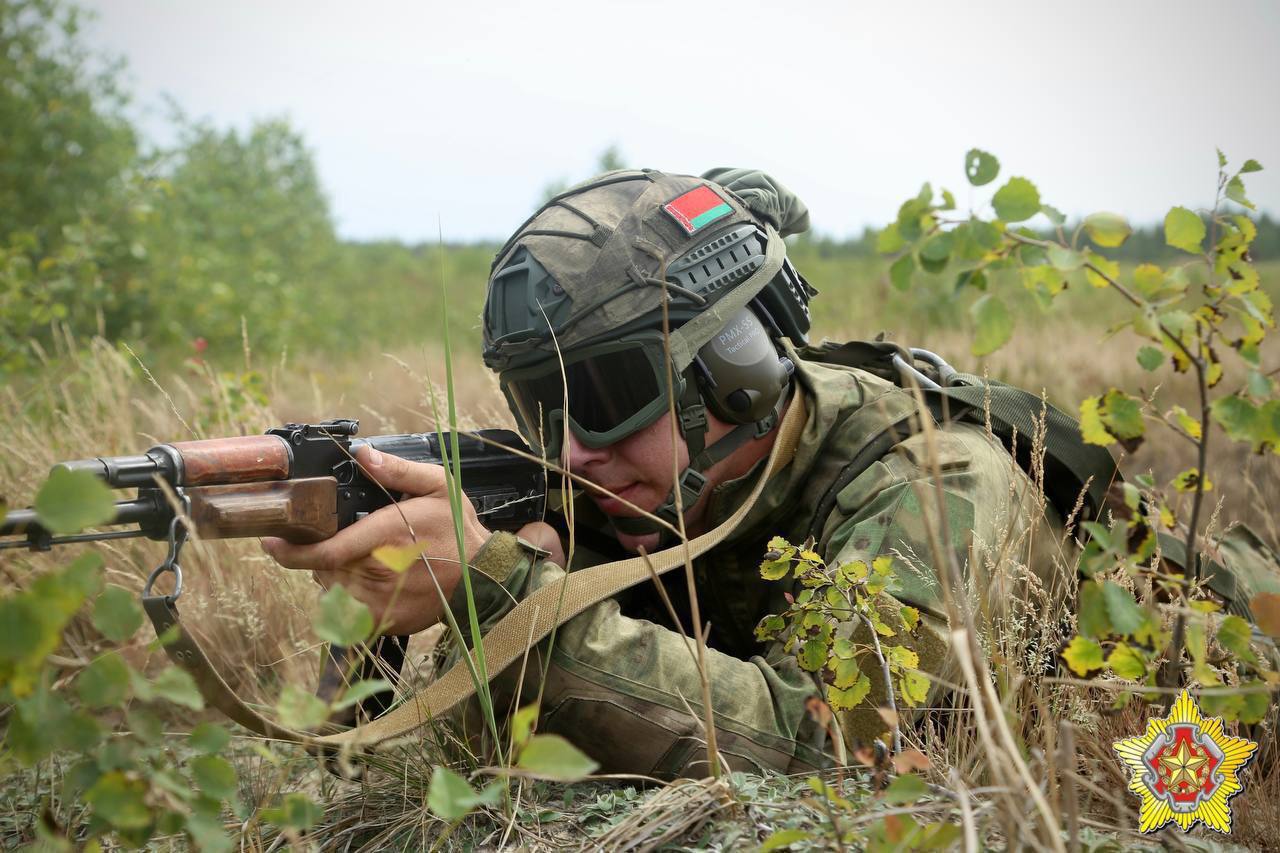 Ночное десантирование на Брестском полигоне. Смотрите фото