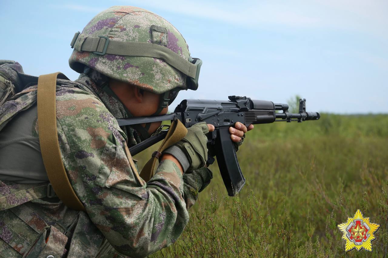 Ночное десантирование на Брестском полигоне. Смотрите фото