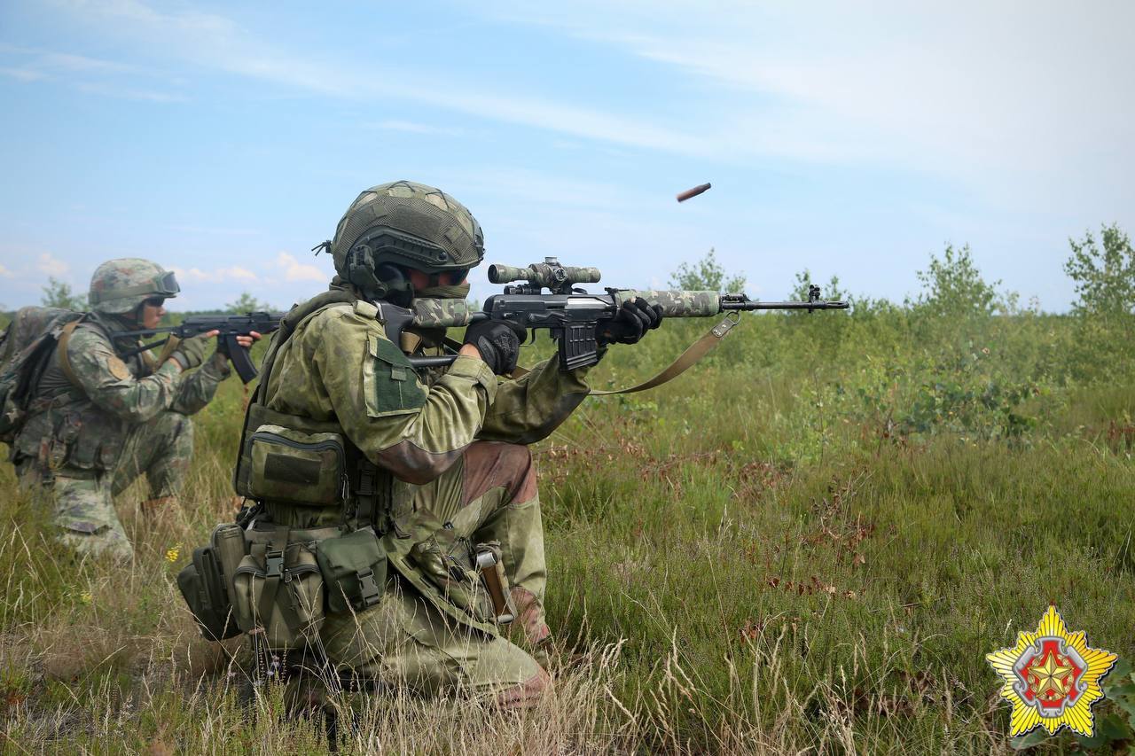 Ночное десантирование на Брестском полигоне. Смотрите фото