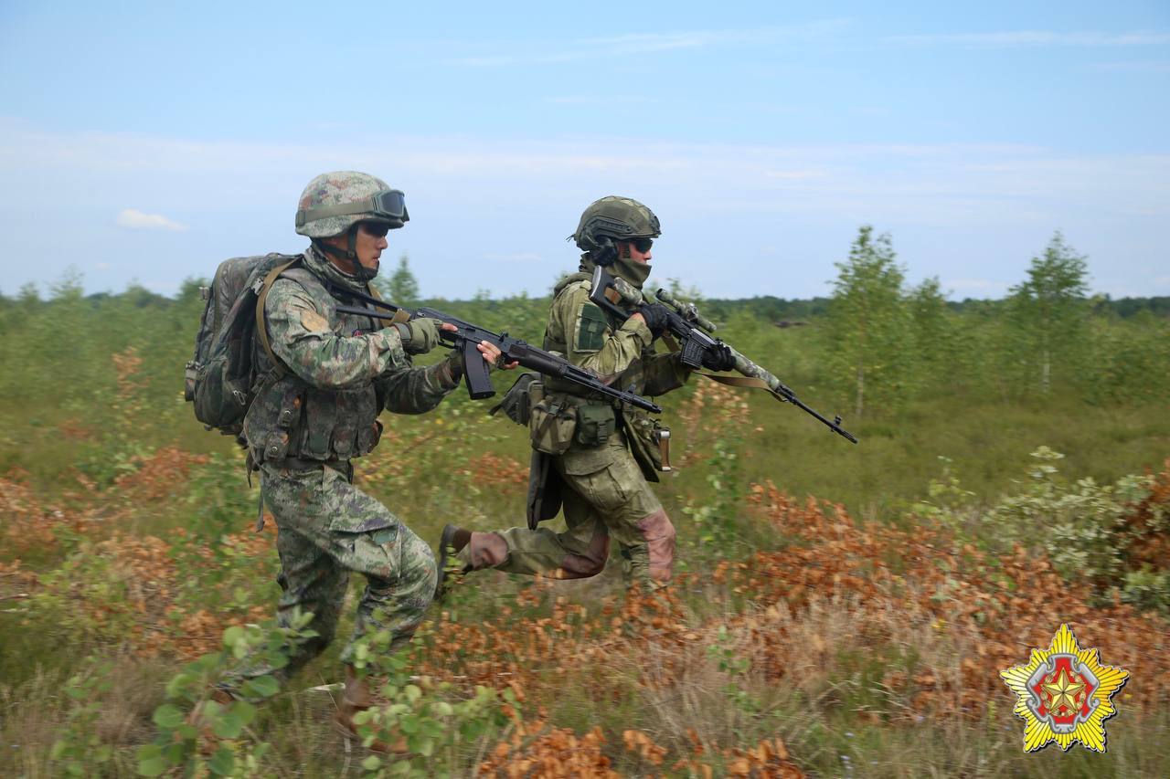 Ночное десантирование на Брестском полигоне. Смотрите фото