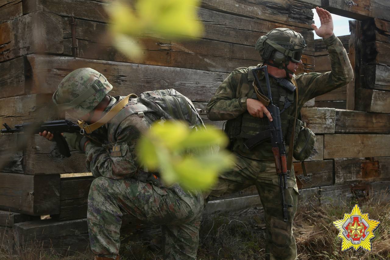 Ночное десантирование на Брестском полигоне. Смотрите фото