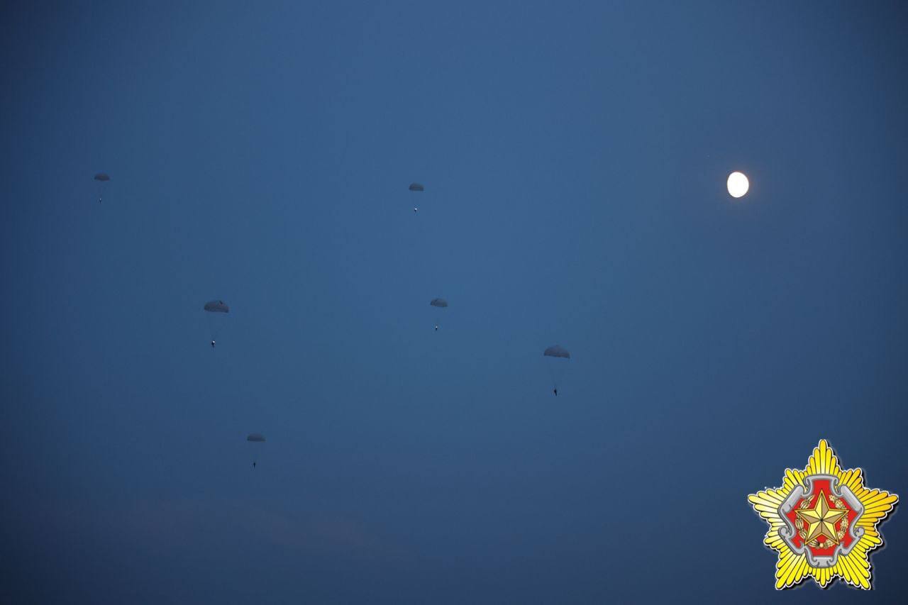 Ночное десантирование на Брестском полигоне. Смотрите фото